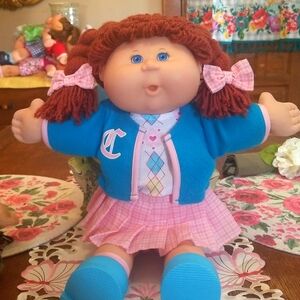 2005 cabbage patch kids girl...brown yarn two pony hair bright blue eyes..